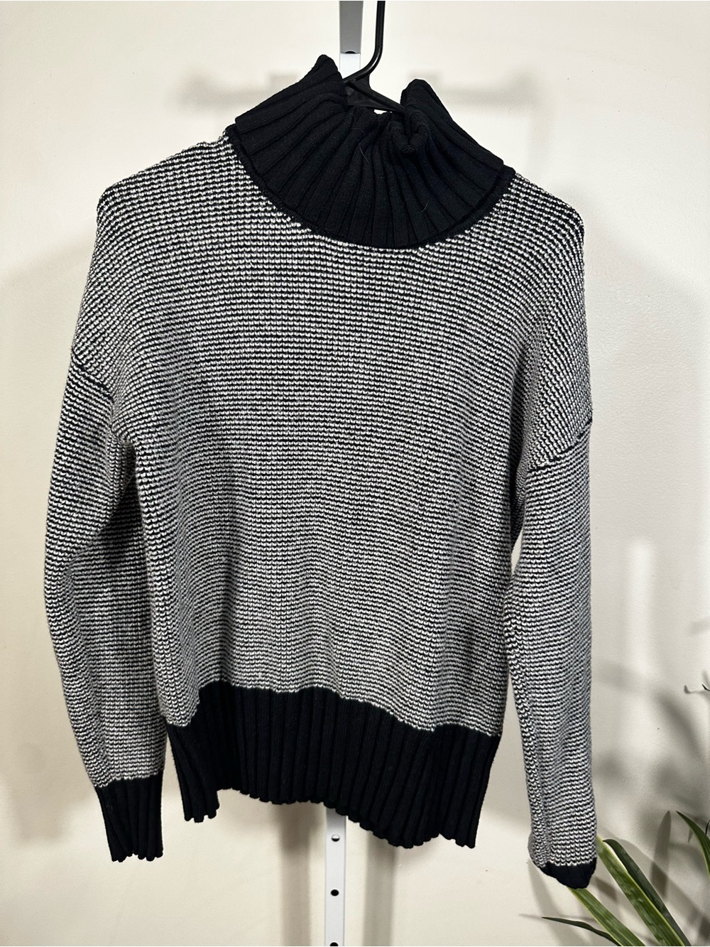 W209. Banana Republic Black & White Ribbed Turtleneck Sweater